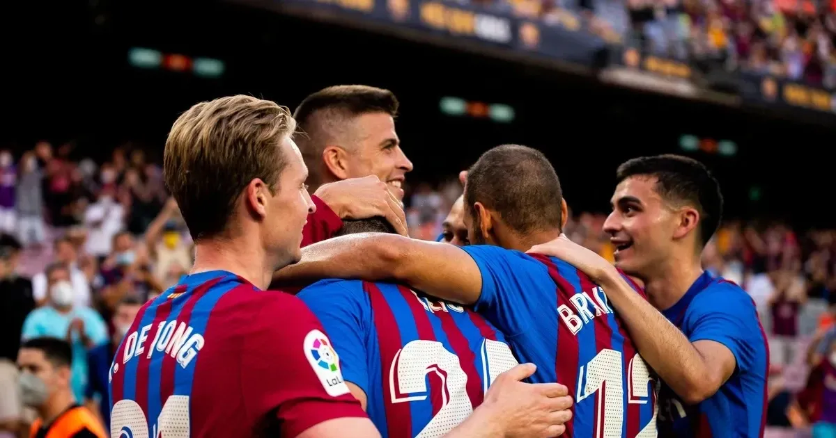 Người hâm mộ Alavés và Real Sociedad ăn mừng bàn thắng trong trận derby